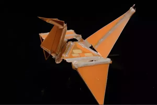 モーターやギヤがなくてもしなやかに動く、折り鶴型のソフトロボット