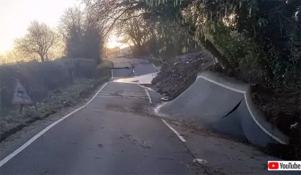 イギリス 道路が歪む怪現象
