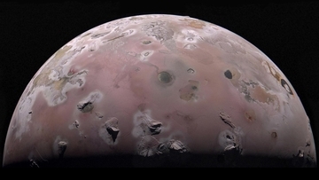 木星衛星イオの地表下で、太陽の熱では説明できない熱が発生していた