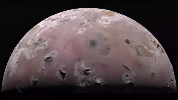木星衛星イオの地表下で、太陽の熱では説明できない熱が発生していた