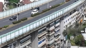集合住宅の屋根の真上を高速道路が走る！中国の珍百景