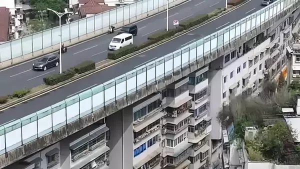 集合住宅の屋根の真上を高速道路が走る！中国の珍百景