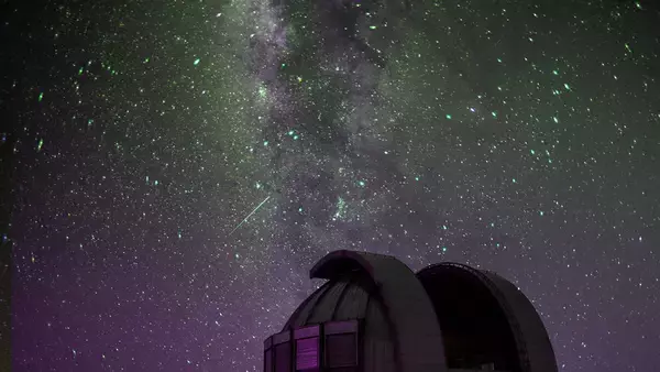 1950年代の天文写真に謎の閃光。スプートニク以前に地球を回る人工物体の痕跡か