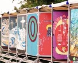 フェス会場で大量に集まった尿から肥料を作り森林育成に活用する試み（イギリス）