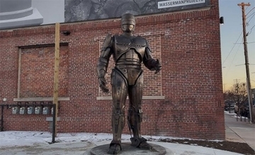 デトロイトに「ロボコップ像」が建つ、15年の月日を経て完成