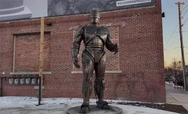 デトロイトに「ロボコップ像」が建つ、15年の月日を経て完成