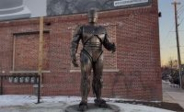 デトロイトに「ロボコップ像」が建つ、15年の月日を経て完成