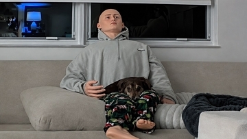 飼い主がいないと不安がる犬のため、等身大の人形を与えたところ、効き目がありすぎた