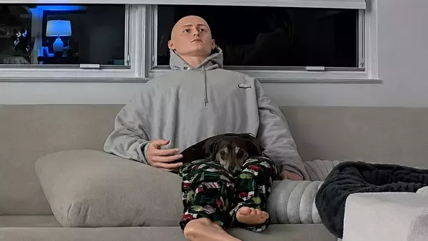 飼い主がいないと不安がる犬のため、等身大の人形を与えたところ、効き目がありすぎた