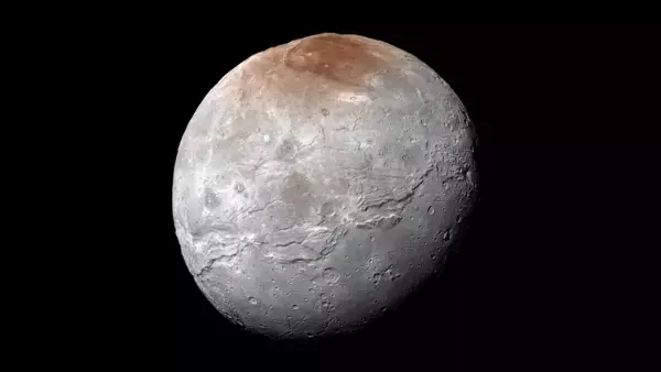 冥王星の衛星カロン、自転の減速により奇妙な山々が形成された