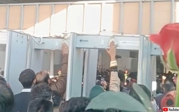 新たな信仰対象は寺院のセキュリティゲート？次々にタッチして通る信者たち