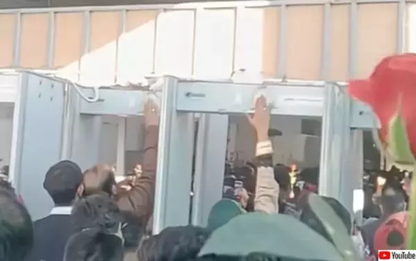 新たな信仰対象は寺院のセキュリティゲート？次々にタッチして通る信者たち