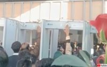 新たな信仰対象は寺院のセキュリティゲート？次々にタッチして通る信者たち