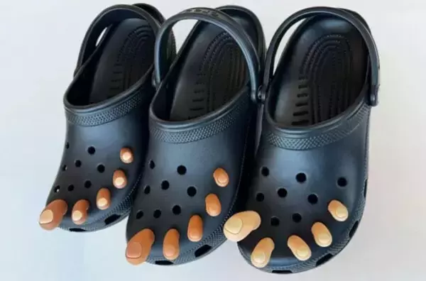クロックスがやりおった！穴に装着する指型のチャームが公式サイトで限定販売