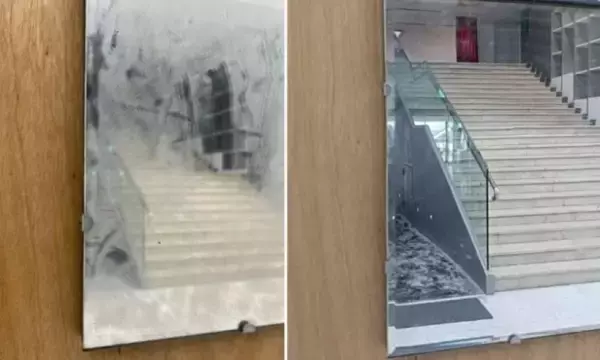 実はそれアートです。「鏡が汚れている」と勘違いして掃除してしまったボランティア