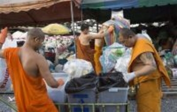 タイの僧侶たちがプラスチックごみをリサイクルして法衣を制作