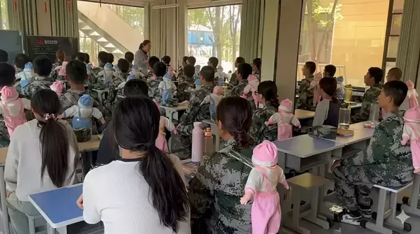 中国の青少年更生施設で赤ちゃん人形の世話をさせる取り組み