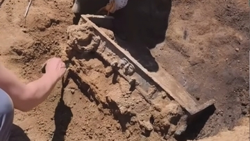 建物を焼き払って姿を消した人々が残した神々に捧げた2500年前の青銅製の奉納品を発見