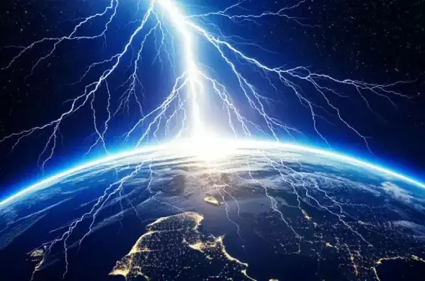 雷が地球に落ちると「キラー電子」が跳ね返り、宇宙空間に影響を及ぼすことが判明