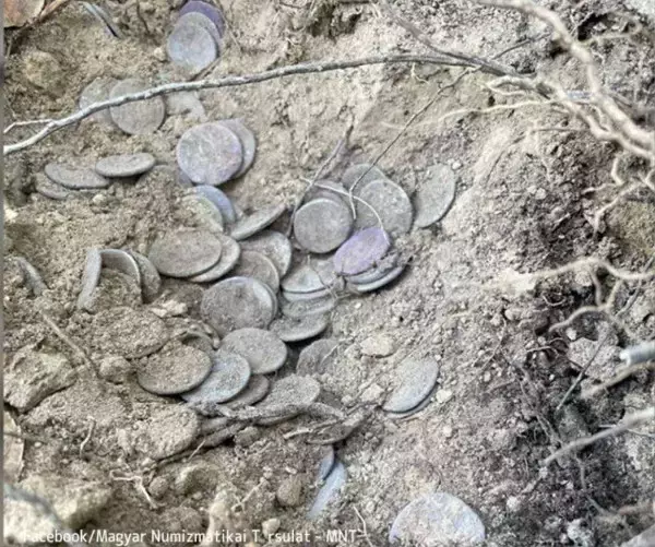 2000年以上前の古代ローマ銀貨をハイカーが大量に発見。兵士が埋めた 
