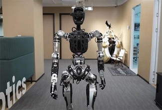 SFの世界を見ているようだ。人型ロボットがスタスタと歩き、仲間と挨拶を交わす