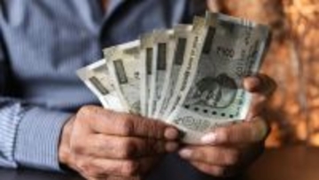 亡くなった妹の預金を引き出すため、遺体を掘り起こして銀行に運んだ男性（インド）