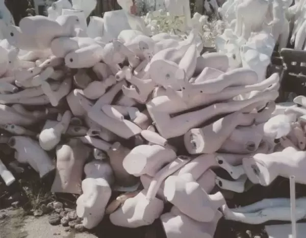 不要なマネキンが大量に積み重なったマネキンの墓場。ここから始まる復活プロジェクト