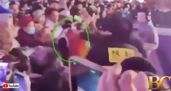 暴走モードに突入か？イベント会場でヒューマノイドロボットが人間に突進する事態に