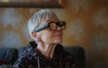 認知症向けの物体認識・音声解説AIメガネが登場。2027年にも英国で販売か