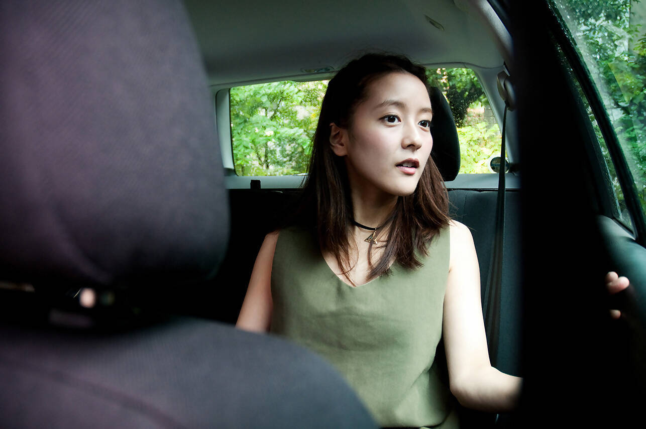 美人すぎるタクシードライバー生田佳那が車内で聴きたい楽曲