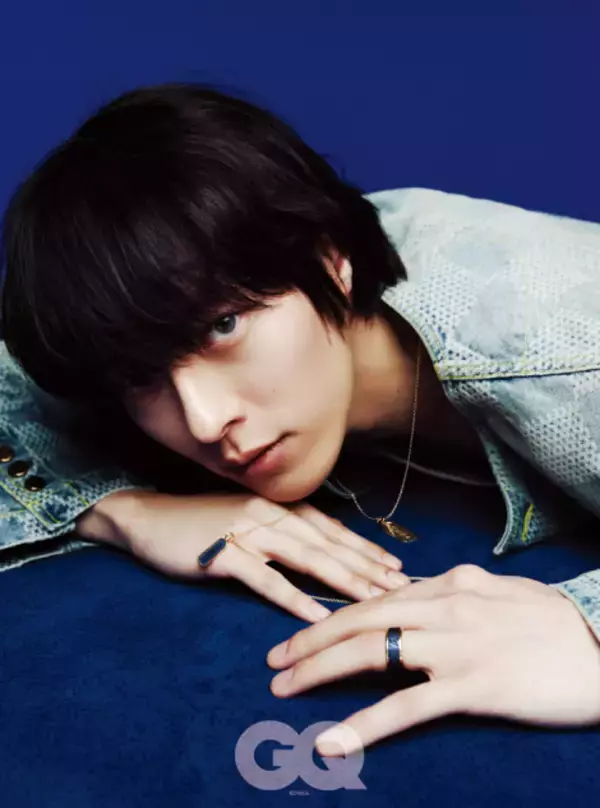 チャン・ギヨン、青い瞳の神秘的な魅力