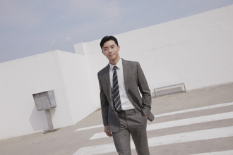 パク・ソジュン、ジェントルなスーツルック