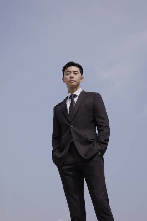 パク・ソジュン、ジェントルなスーツルック