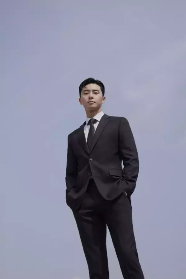 「パク・ソジュン、ジェントルなスーツルック」の画像