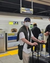 EXO ディオ、和食を堪能！新幹線で移動中の姿も…日本での近況ショットを公開