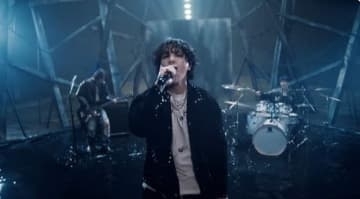 FTISLAND、新曲「Serious」MV公開…激しい雨の中でパフォーマンスする場面も