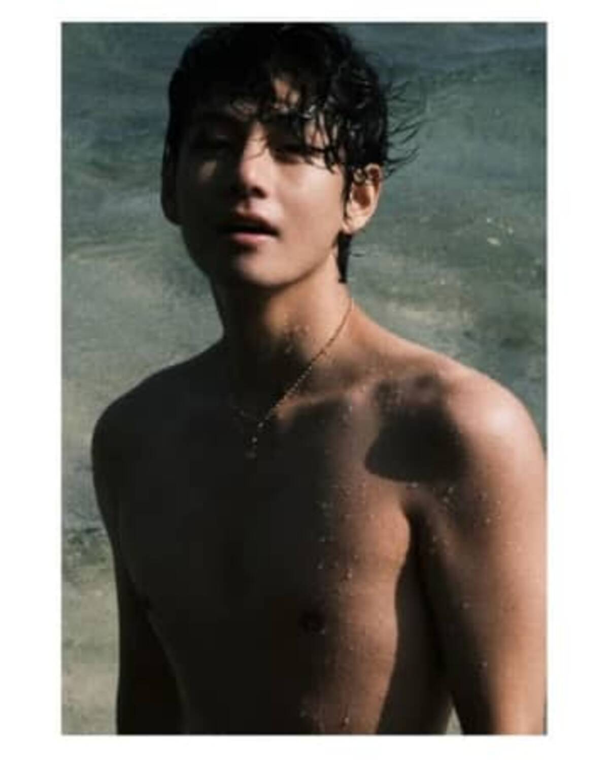 上半身裸　少年 