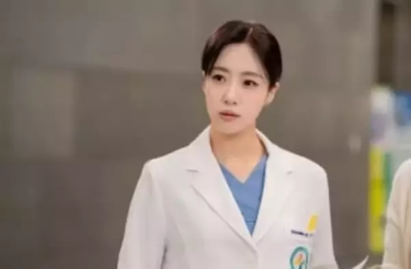 T-ARA ウンジョン、医師に変身…新ドラマ「スジを迎えたウリ」スチールカットを公開