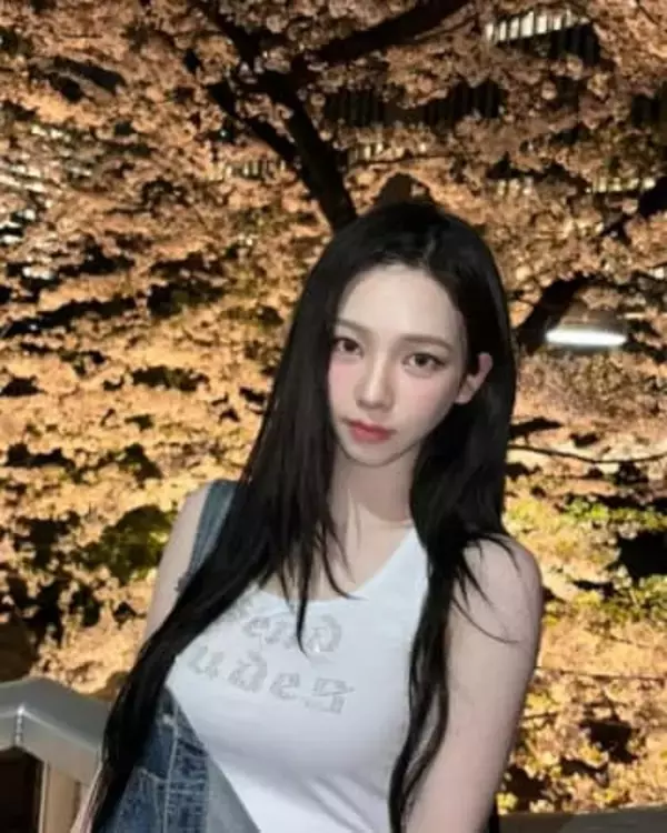 aespaのKARINA、桜よりも美しいビジュアルに釘付け！？日本語で 