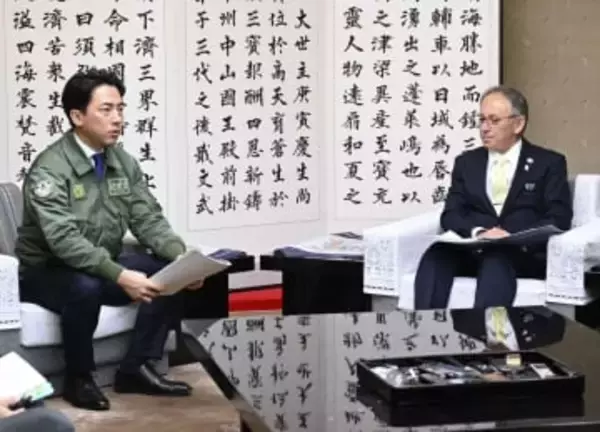 小泉氏、沖縄知事と会談　負担減と防衛強化「両輪」