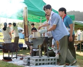 悠仁さまキャンプ大会視察　ボーイスカウトと朝食作り