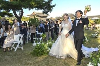 韓国の景福宮で初の結婚式　市民に開放、イチョウ並木