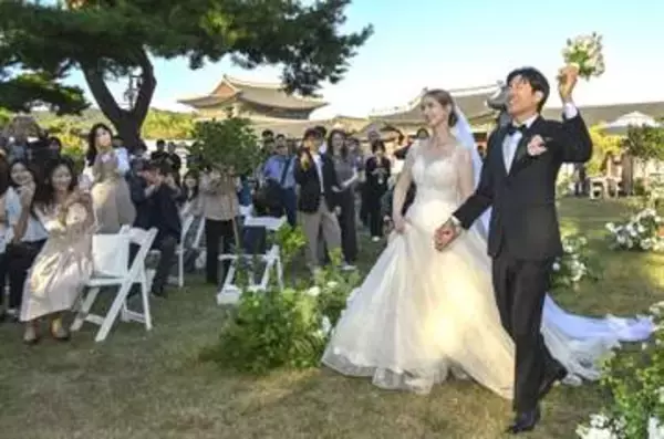 韓国の景福宮で初の結婚式　市民に開放、イチョウ並木