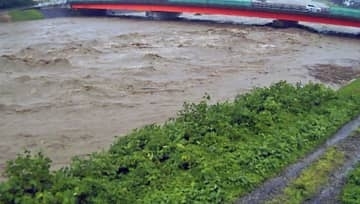 山形や秋田で記録的大雨、氾濫も　線状降水帯が発生、特別警報