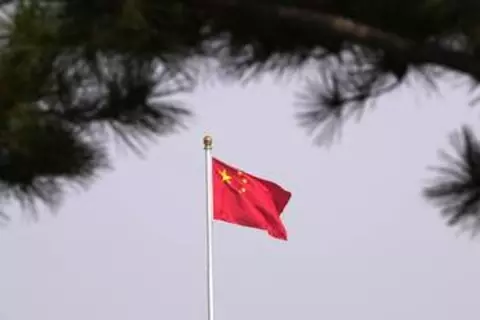 中国、大型乗用車追突13人死亡　定員9人なのに16人が乗車