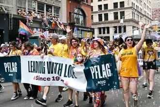 NYでLGBT権利擁護パレード　トランプ政権抑圧に「負けない」