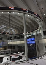 東証、一時1600円高　米ハイテク株高を好感