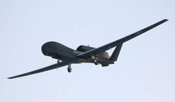 空自の墜落無人機、海岸線も捜索　ヘリで漂着物調べ
