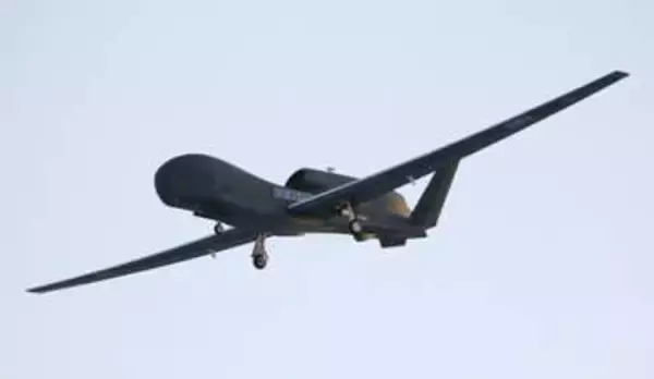 空自の墜落無人機、海岸線も捜索　ヘリで漂着物調べ