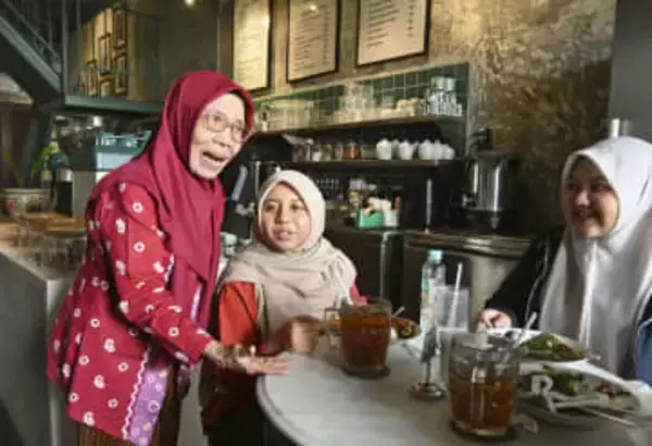 おばあちゃんの家カフェで癒やしを　客はみんな「孫」、インドネシアで盛況